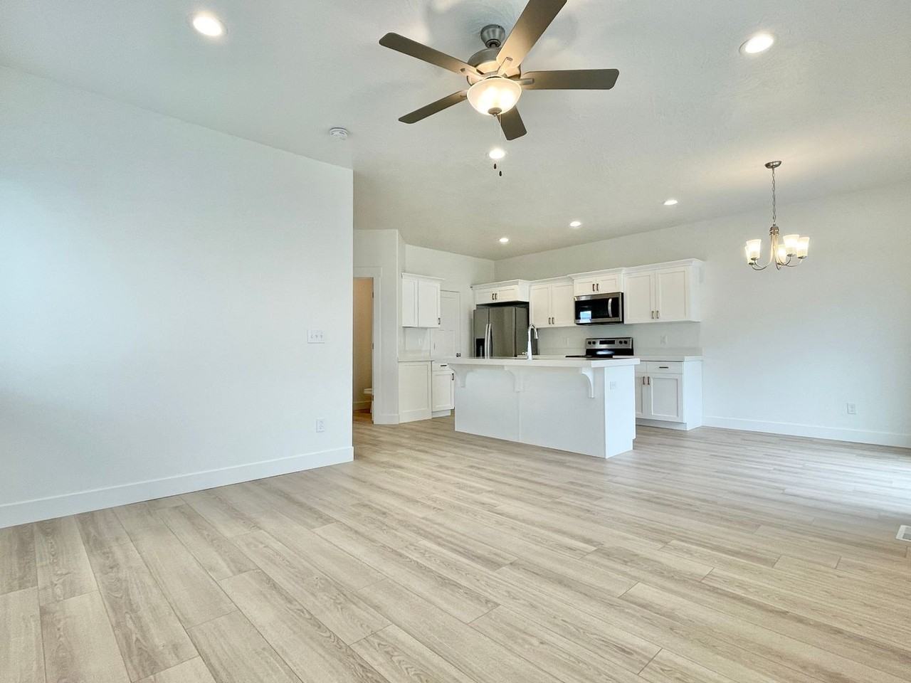 899 E Pacific Dr - Photo 6 of 23