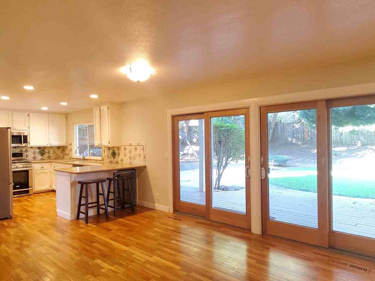 16745 Spring Hill Ct - Photo 4 of 12