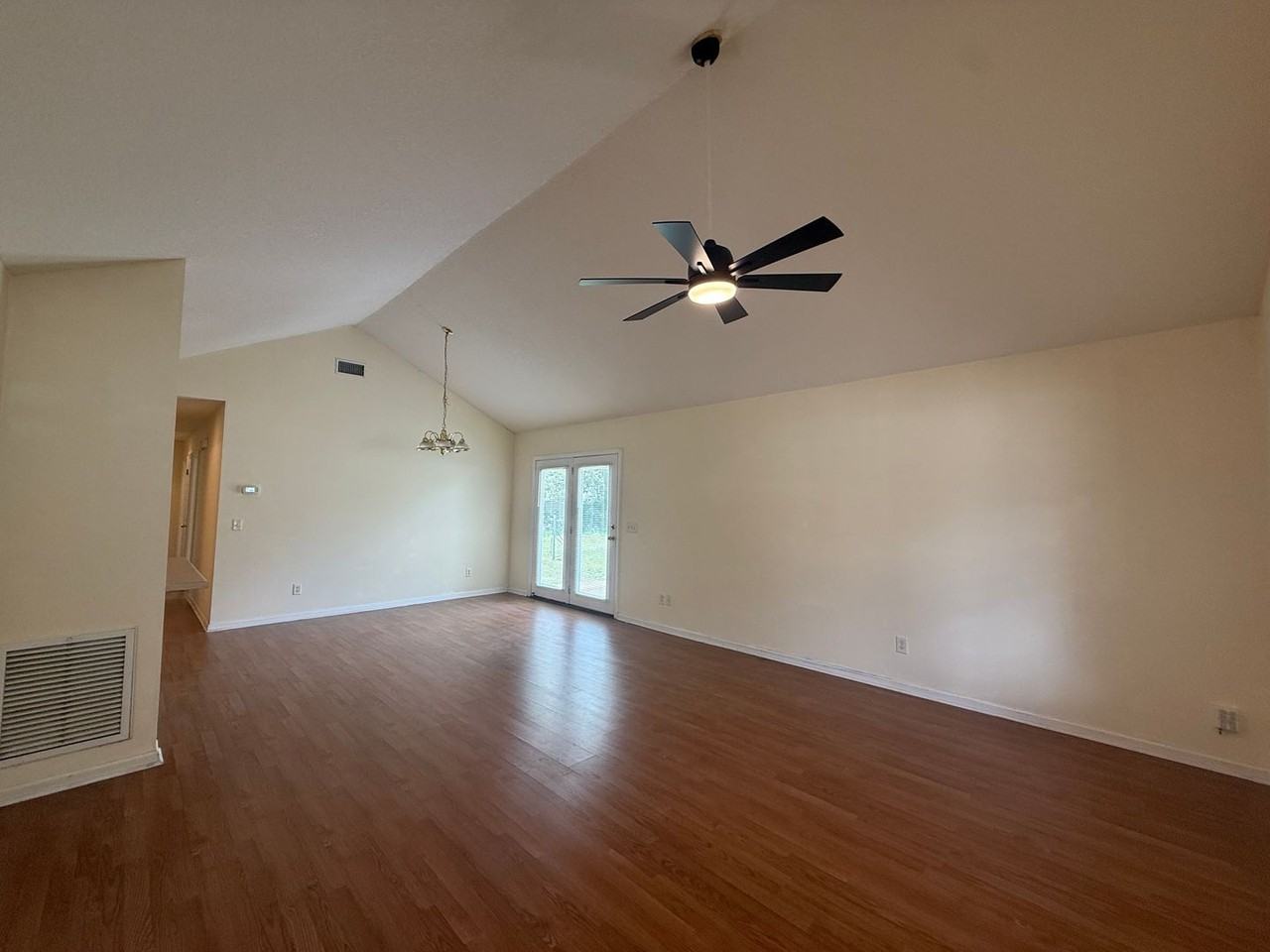 221 Millcrest Dr - Photo 2 of 18