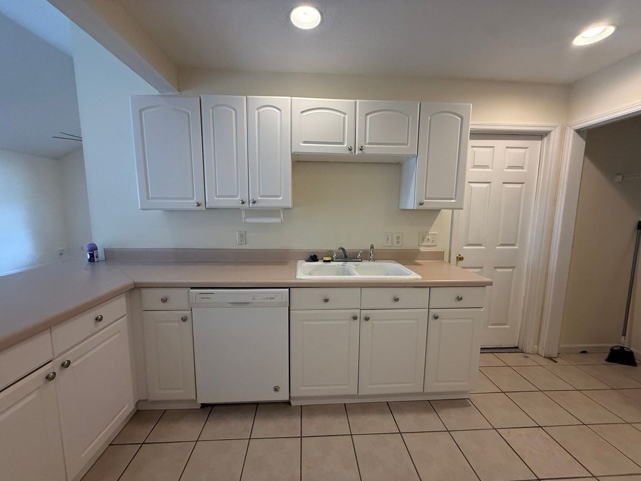 221 Millcrest Dr - Photo 6 of 18