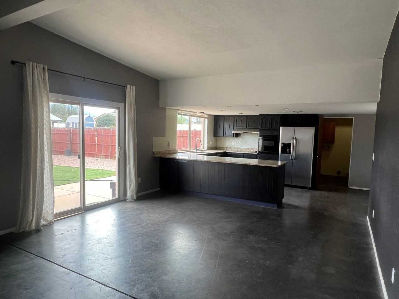 1028 Heather Dr - Photo 3 of 7