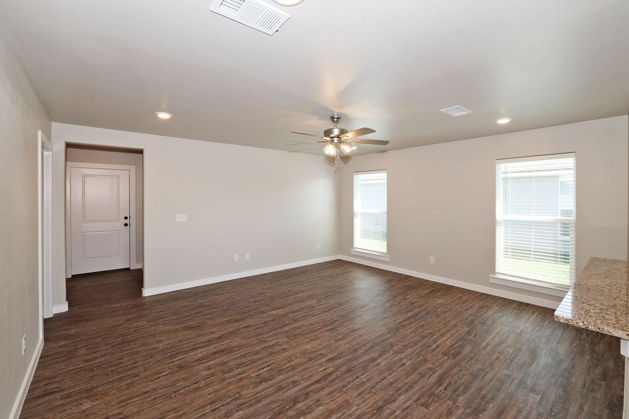 4902 Locker St - Photo 5 of 23