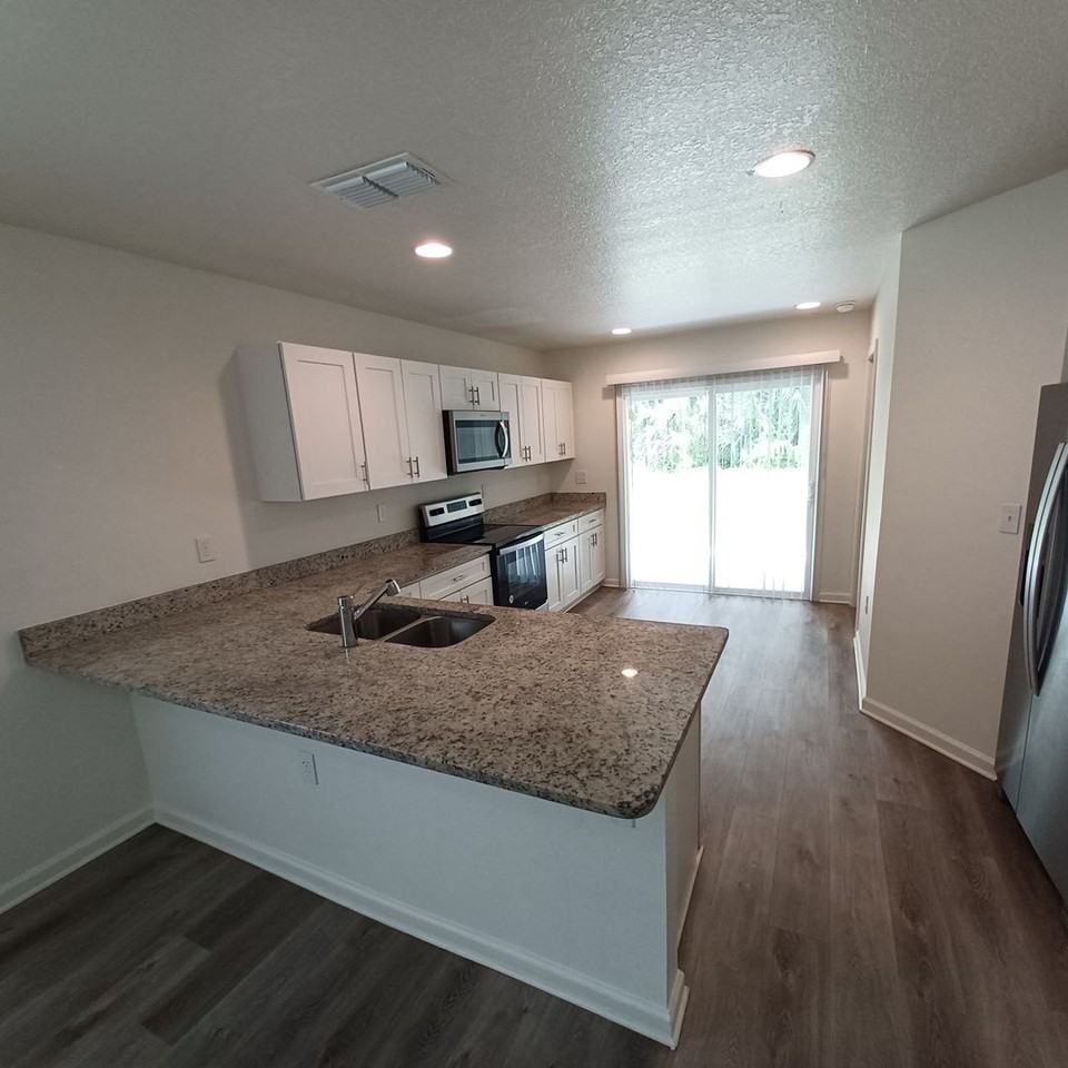 614 Hannah St - Photo 4 of 25