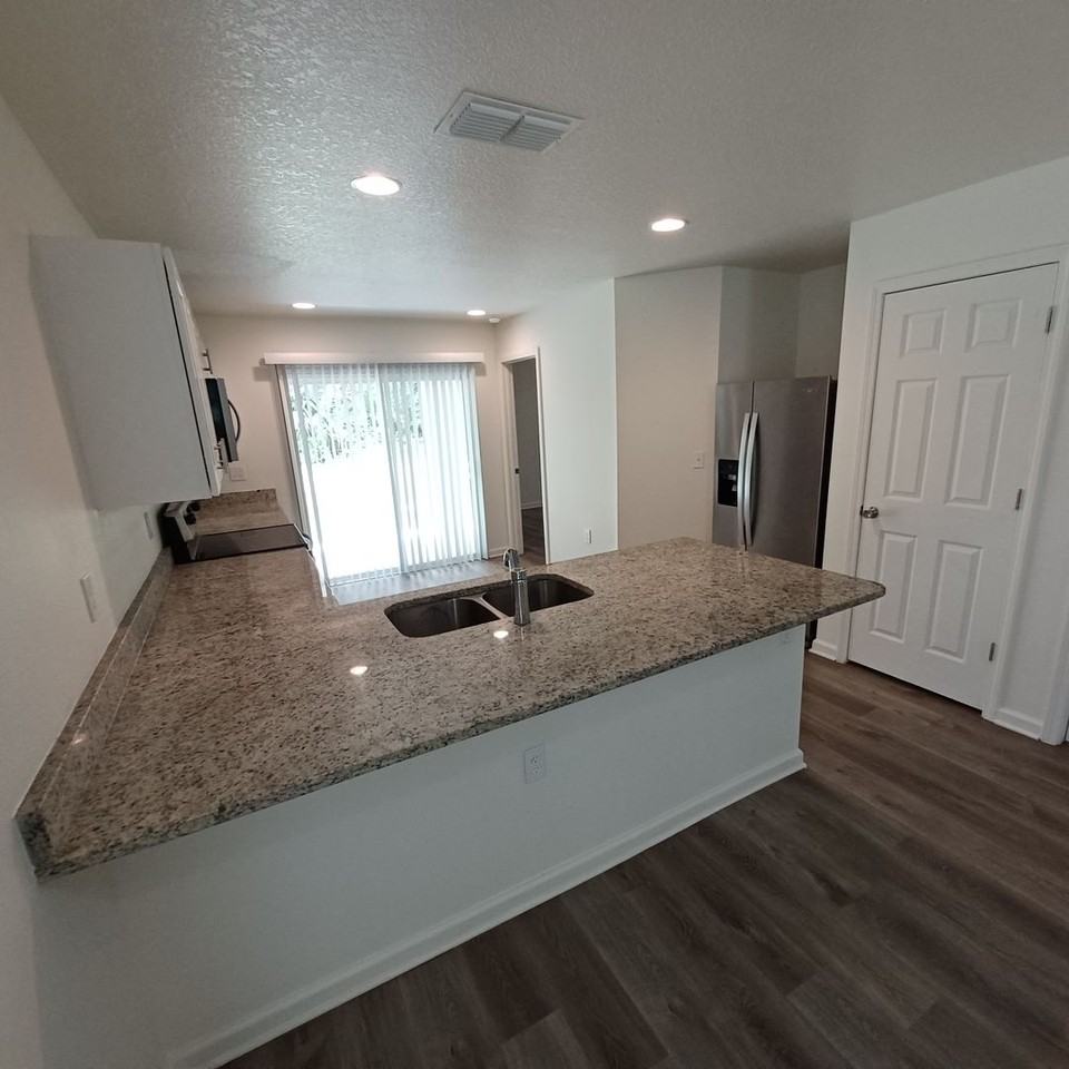 614 Hannah St - Photo 5 of 25