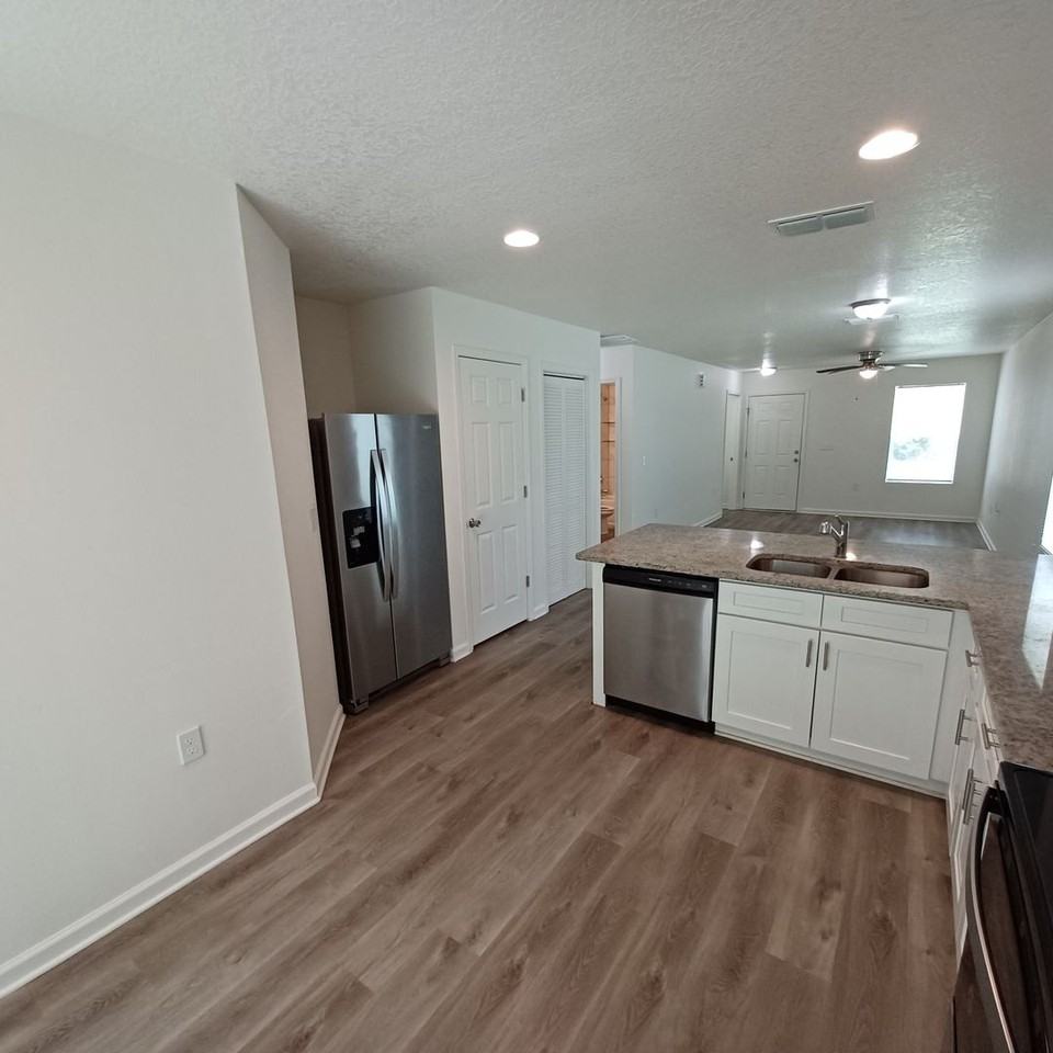614 Hannah St - Photo 6 of 25
