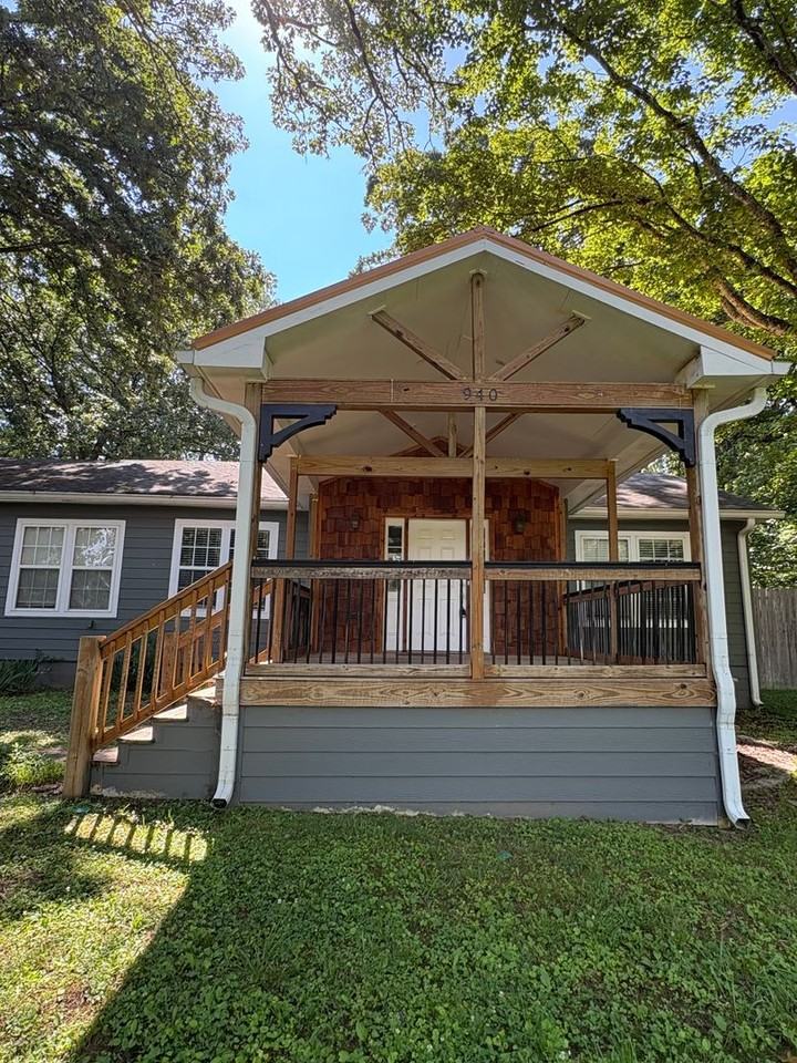940 Julian Rd - Photo 2 of 24