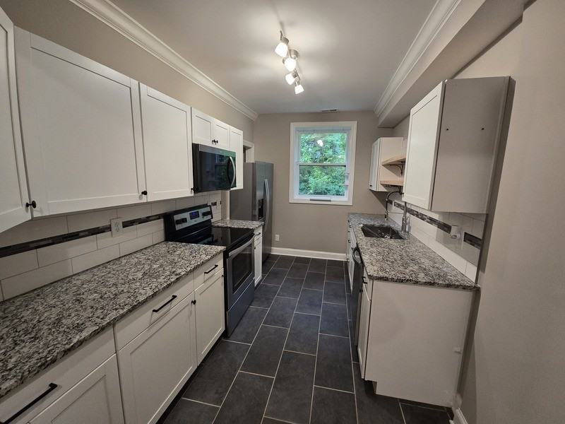 545 Lakeview Dr #B - Photo 3 of 18