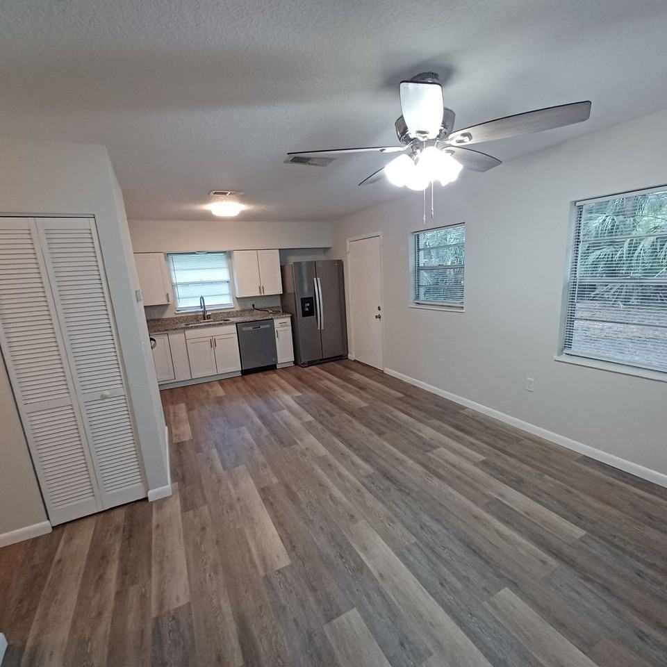 512 Us Highway 301 S - Photo 2 of 15