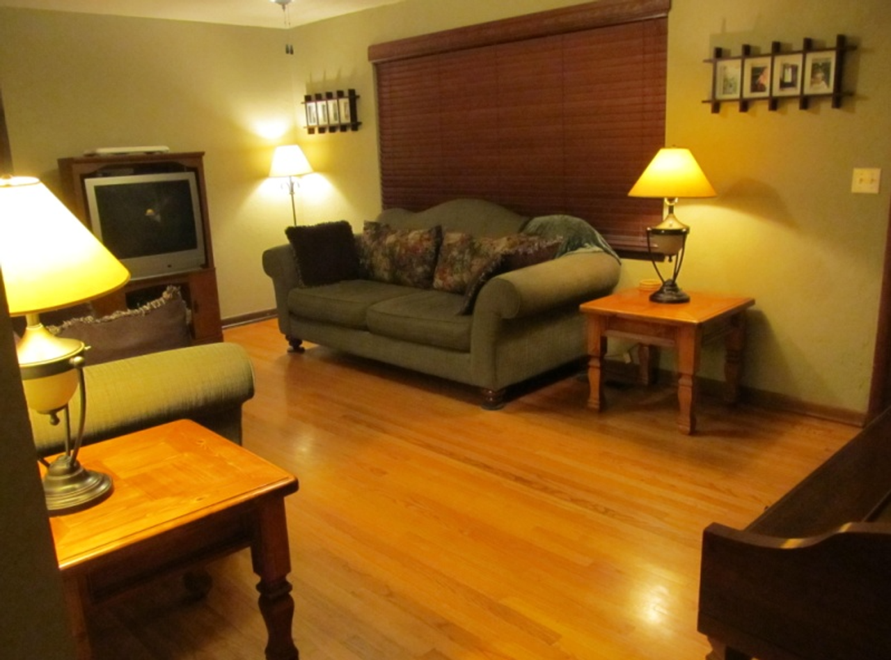 1417 Hollywood Ave - Photo 2 of 6