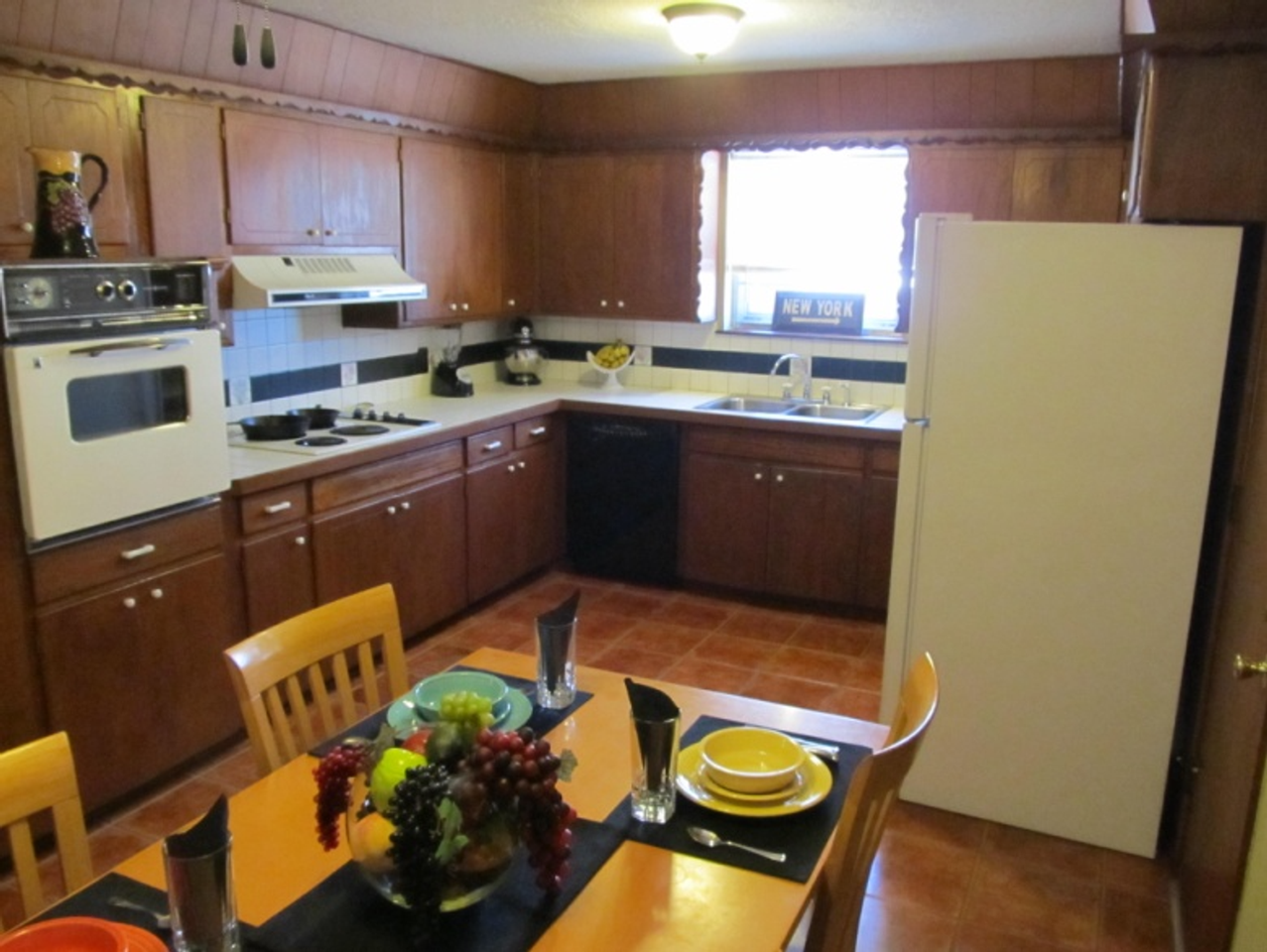 1417 Hollywood Ave - Photo 3 of 6