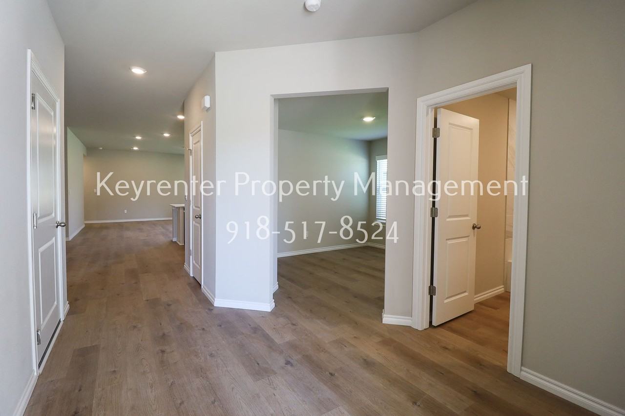 15610 S 75th East Ave - Photo 4 of 45
