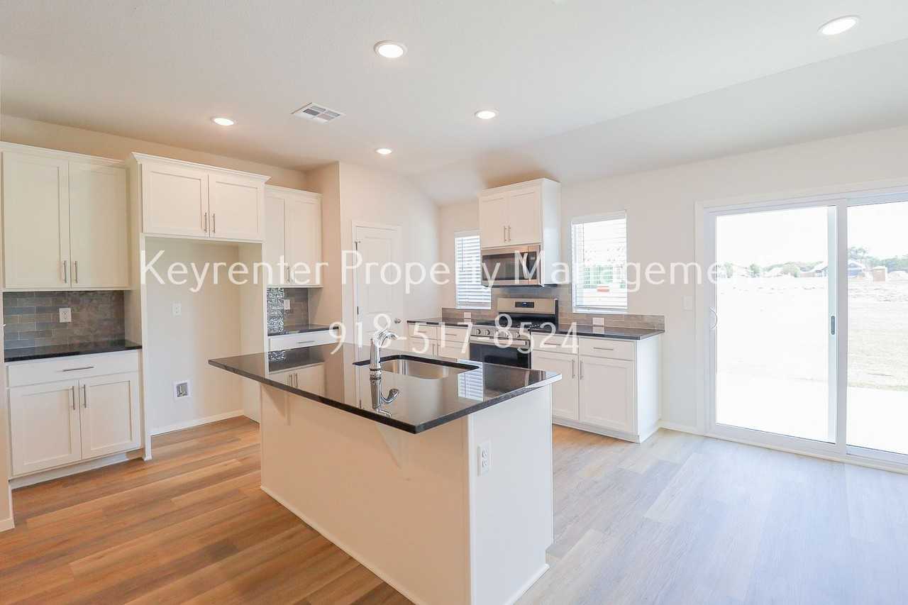 3109 S Redwood Pl - Photo 3 of 41