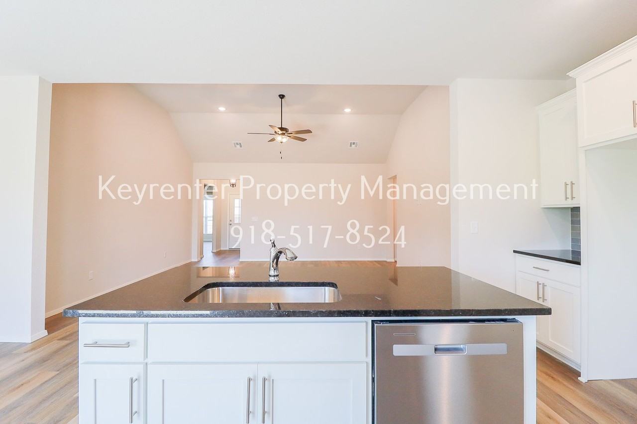 3109 S Redwood Pl - Photo 4 of 41