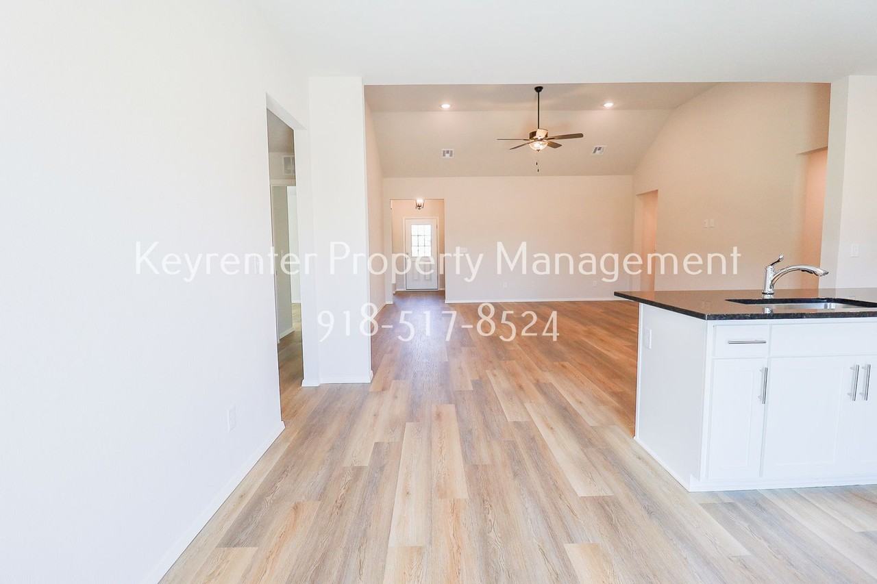 3109 S Redwood Pl - Photo 5 of 41