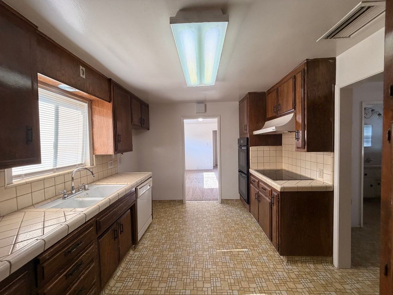 8914 S Union Ave - Photo 3 of 13