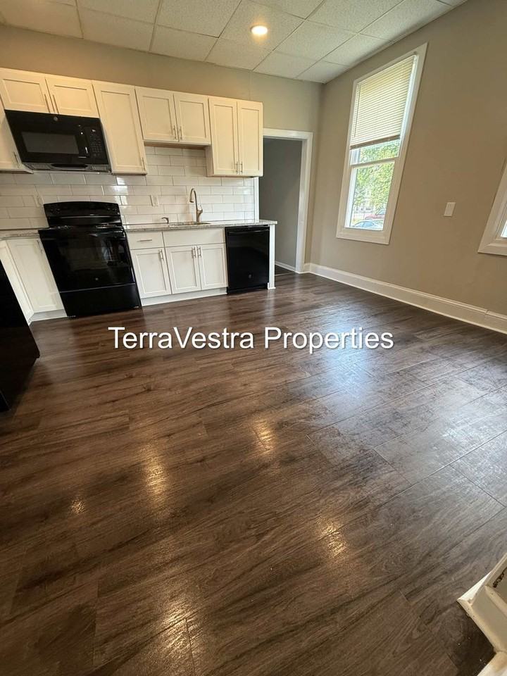 302 Middlesex St - Photo 2 of 8