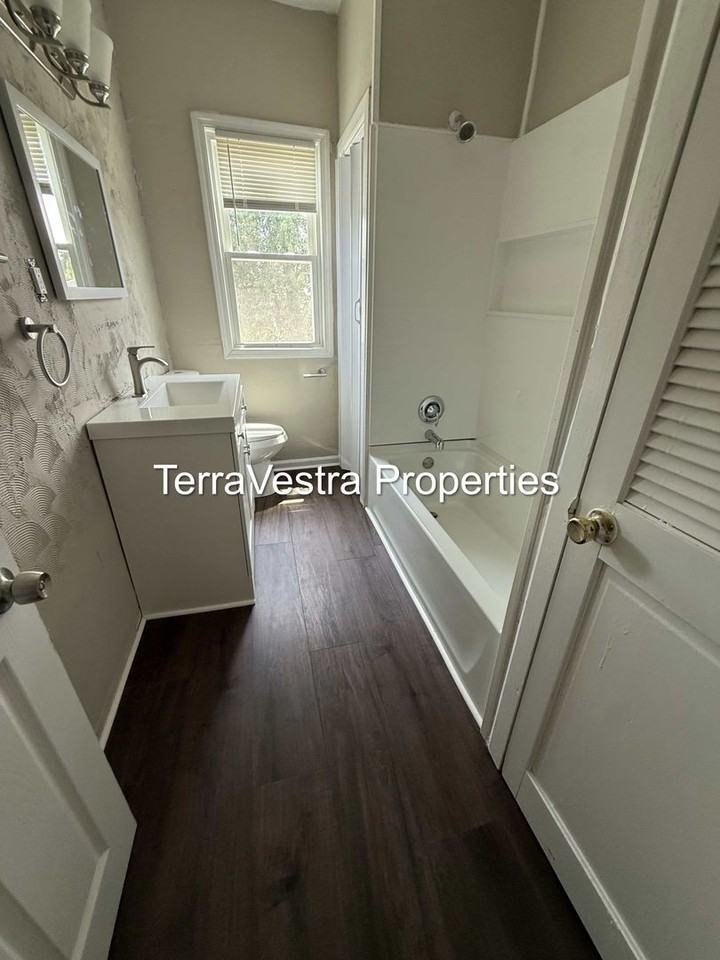 302 Middlesex St - Photo 5 of 8