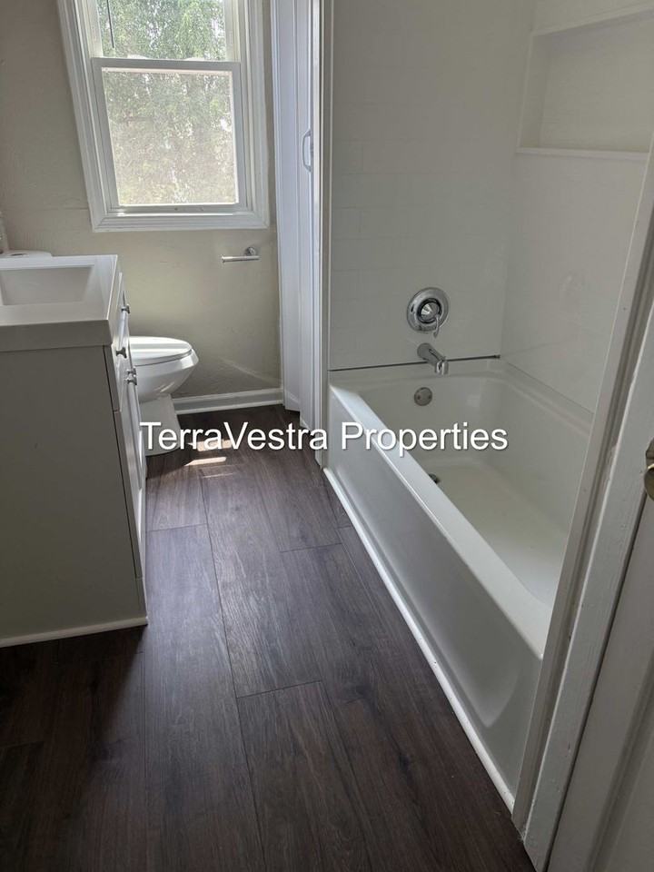 302 Middlesex St - Photo 6 of 8