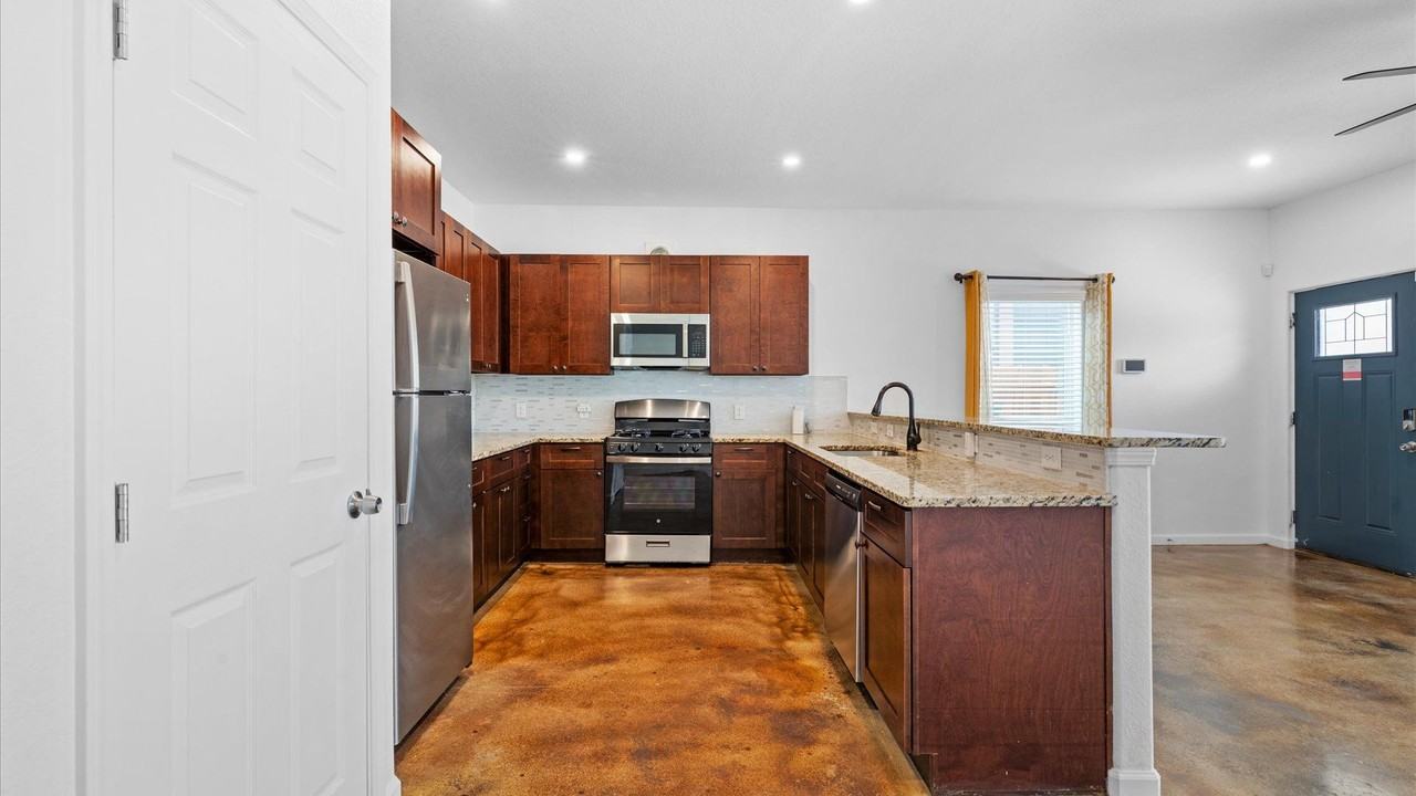 906 Gulf #102 - Photo 3 of 17