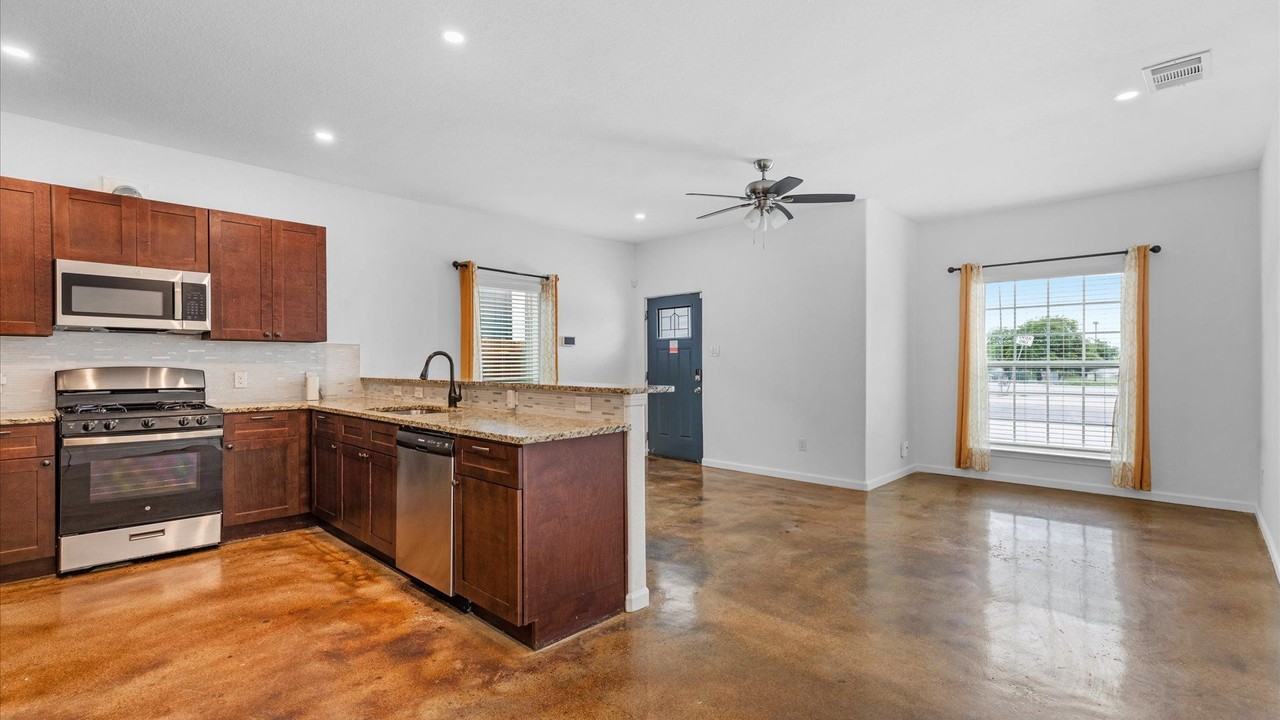 906 Gulf #102 - Photo 4 of 17