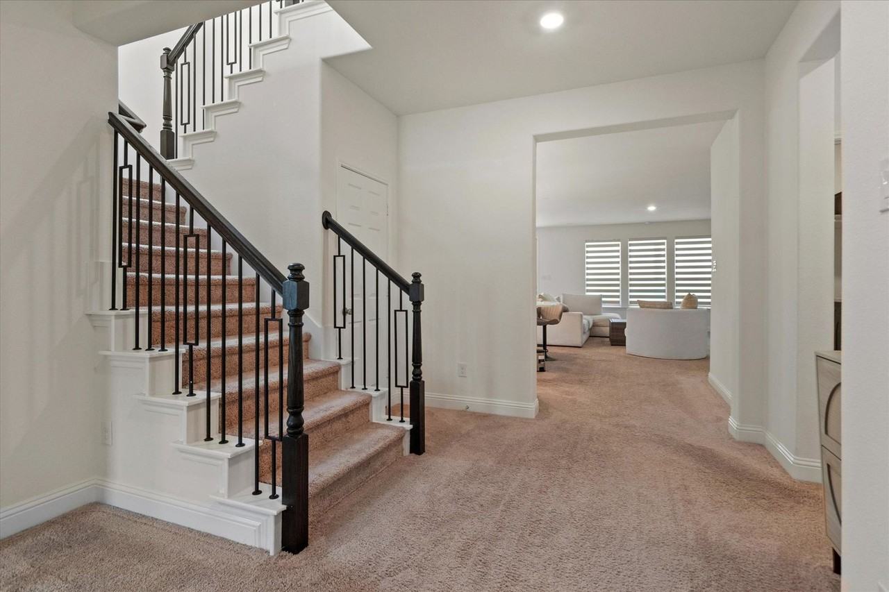 933 Brock Dr - Photo 3 of 28