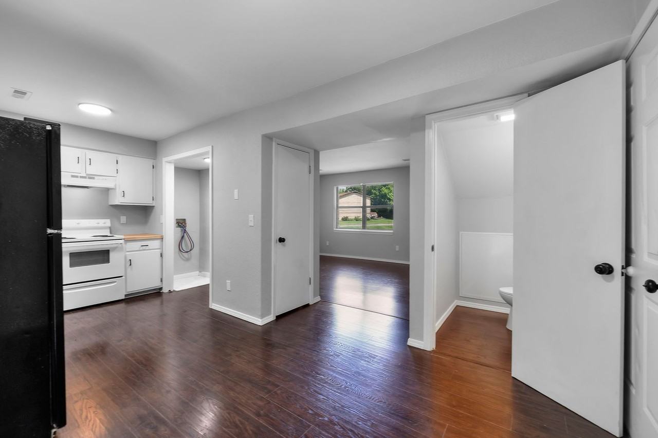 2563 Lisa Dr - Photo 5 of 18