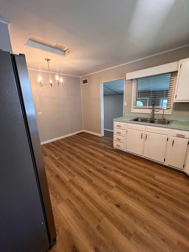 1522 Adams St - Photo 7 of 12