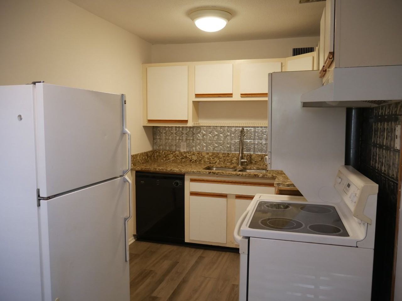 3822 Country Club Rd Apt J - Photo 2 of 9
