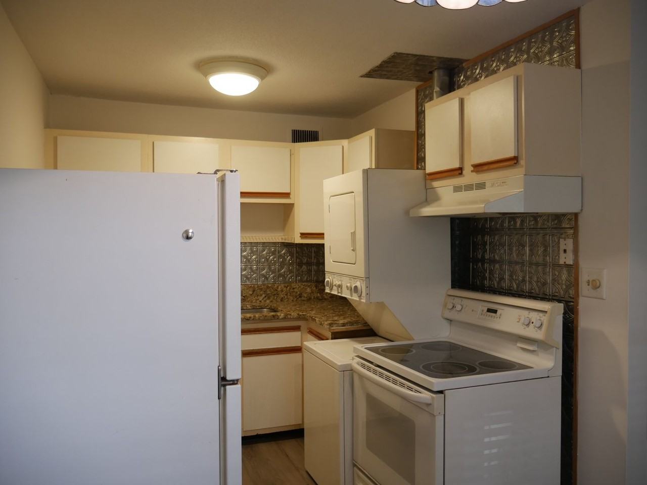 3822 Country Club Rd Apt J - Photo 3 of 9