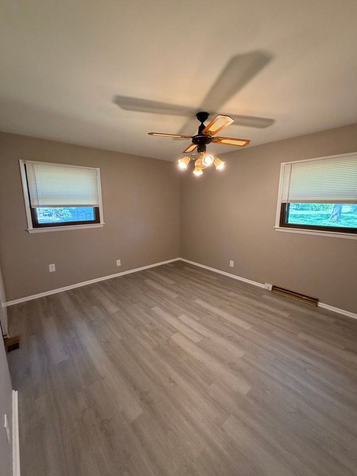 8860 S 84th St - Photo 5 of 16