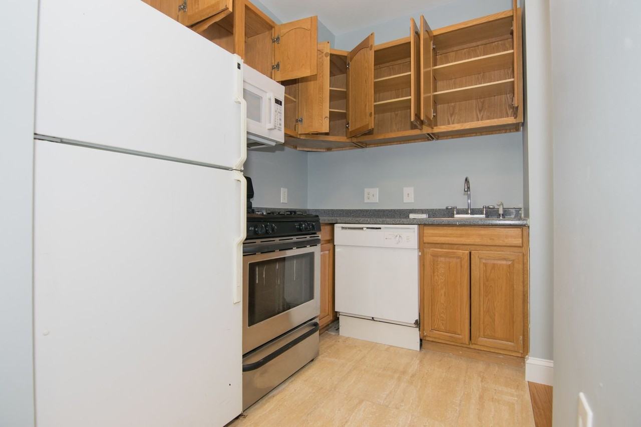 63 Boulevard Ter - Photo 3 of 15