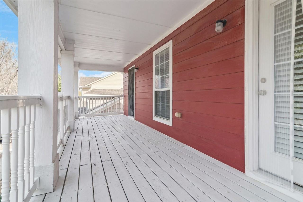 1116 Charleston Ln - Photo 4 of 26