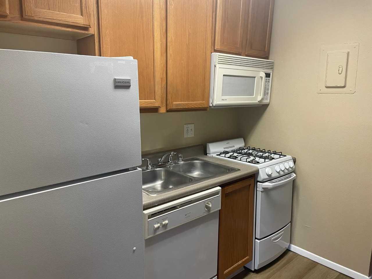 1520 Girard Blvd Ne #P - Photo 6 of 13