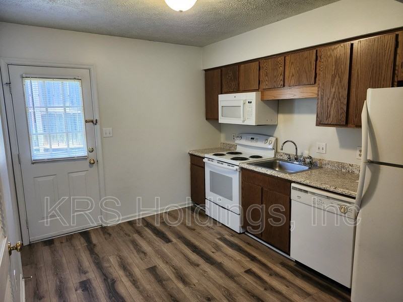 211 S Waverley St #A2 - Photo 5 of 12