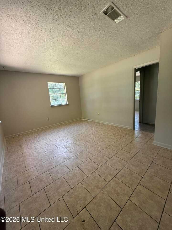 1616 Courtney St - Photo 3 of 11