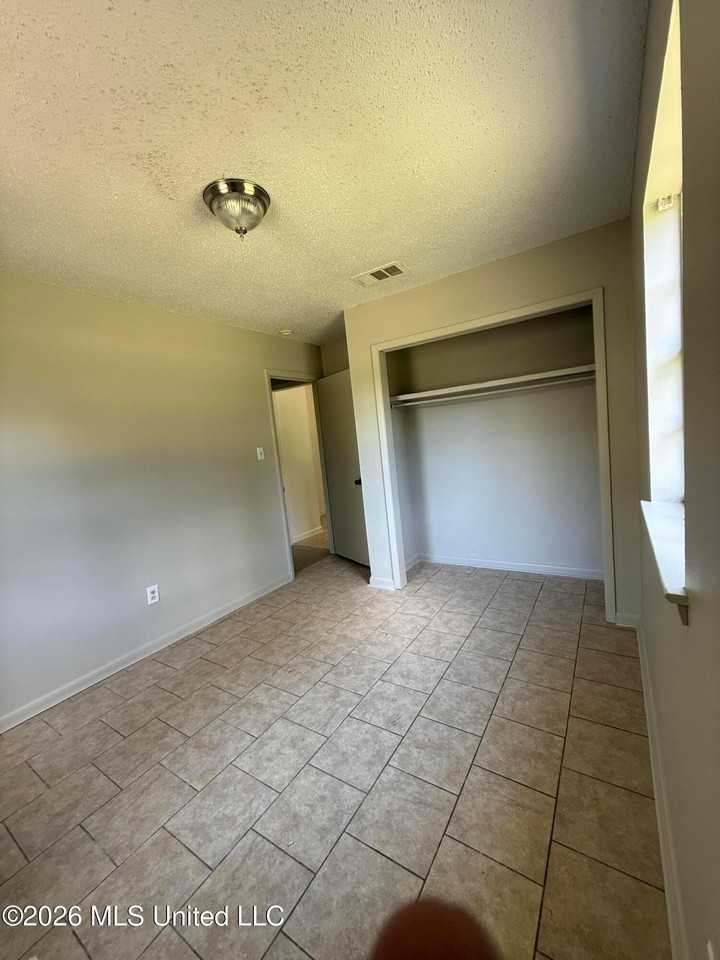 1616 Courtney St - Photo 4 of 11