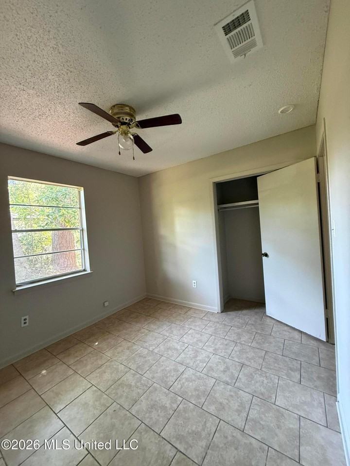 1616 Courtney St - Photo 6 of 11