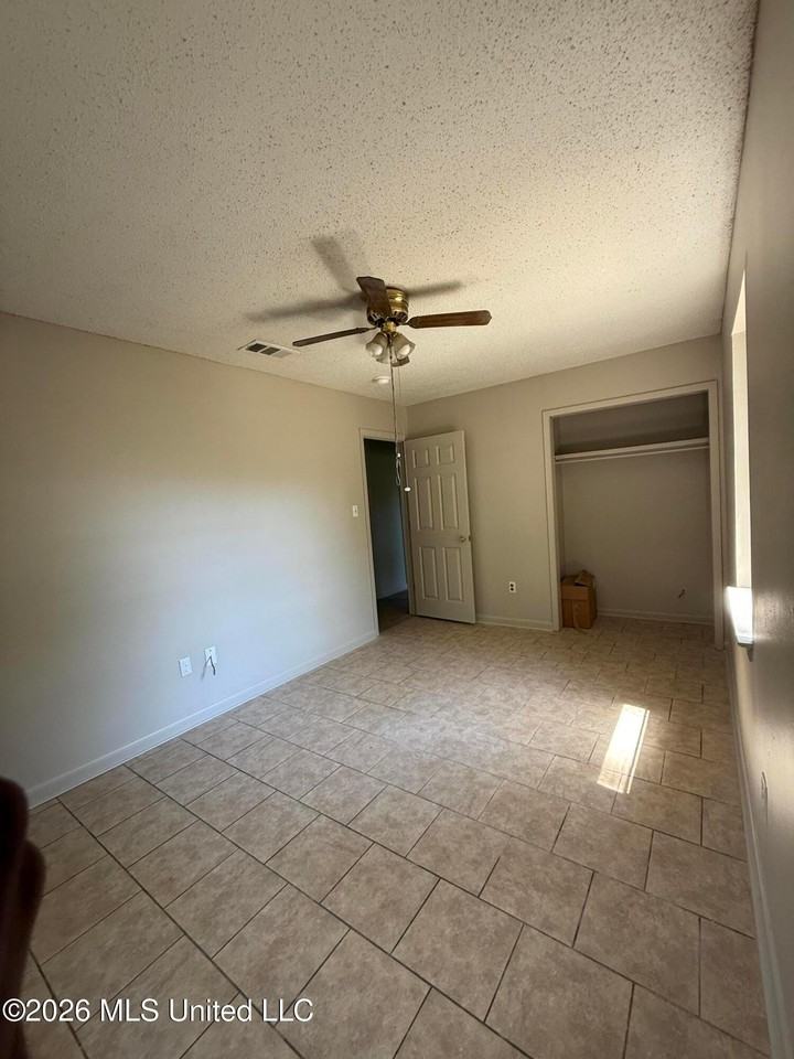 1616 Courtney St - Photo 7 of 11