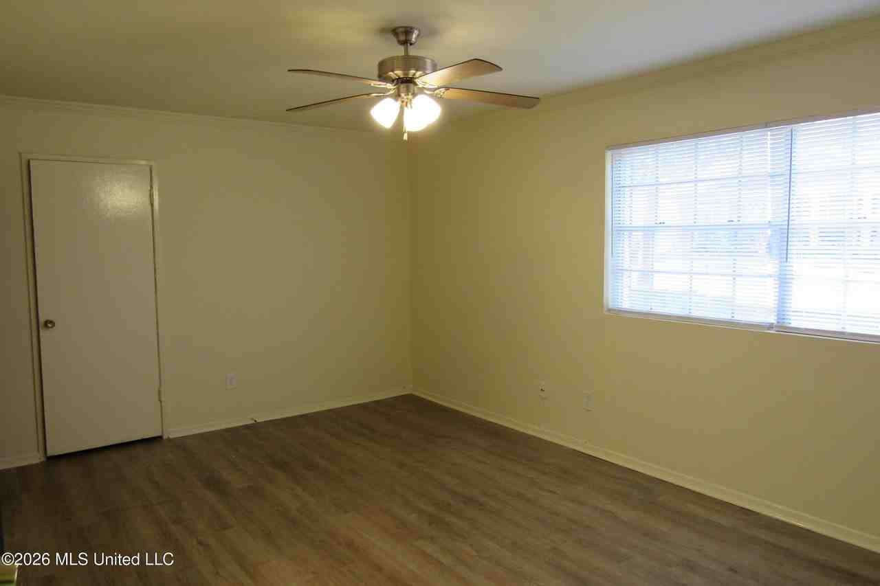 940 Bellevue Pl - Photo 2 of 16