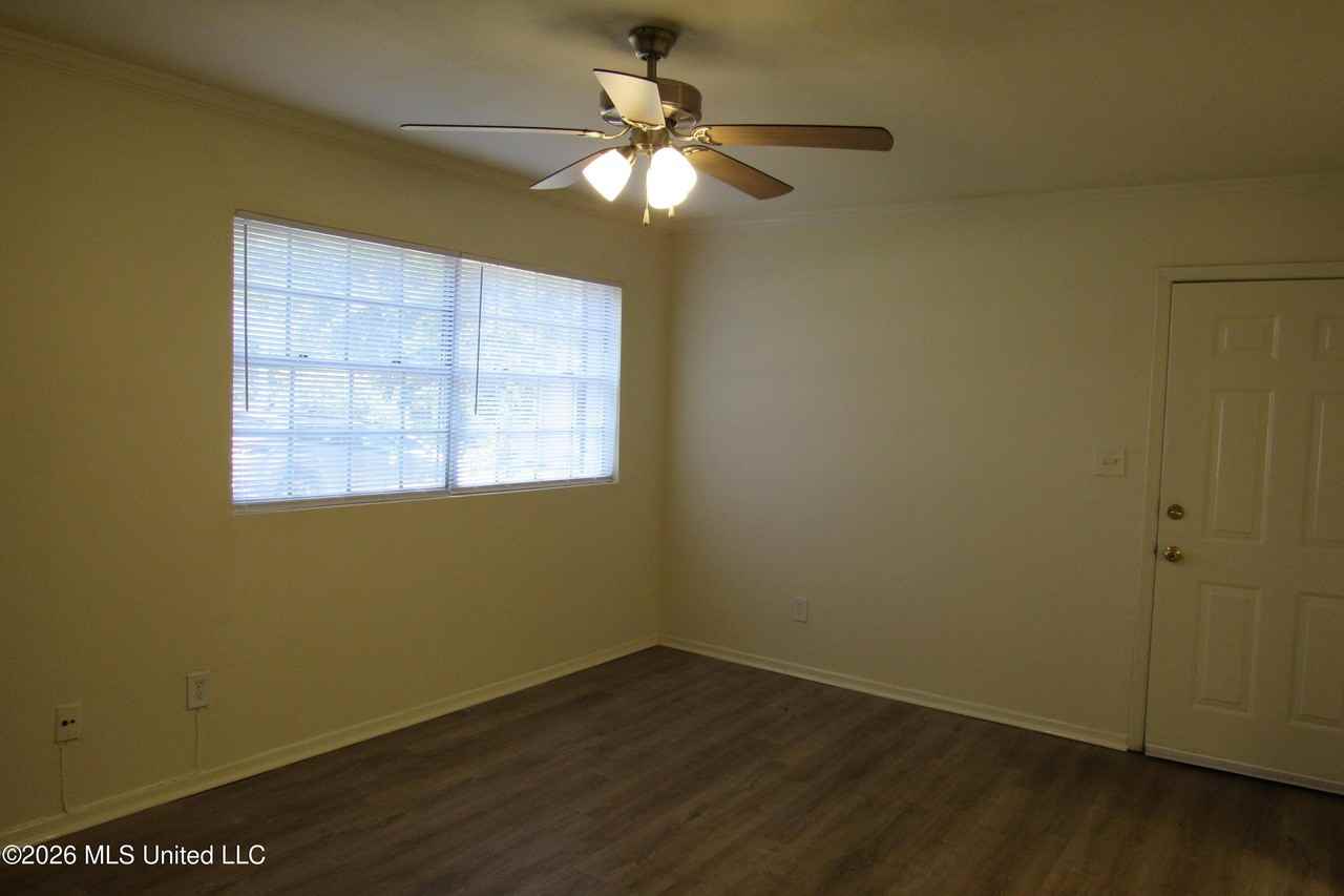 940 Bellevue Pl - Photo 3 of 16