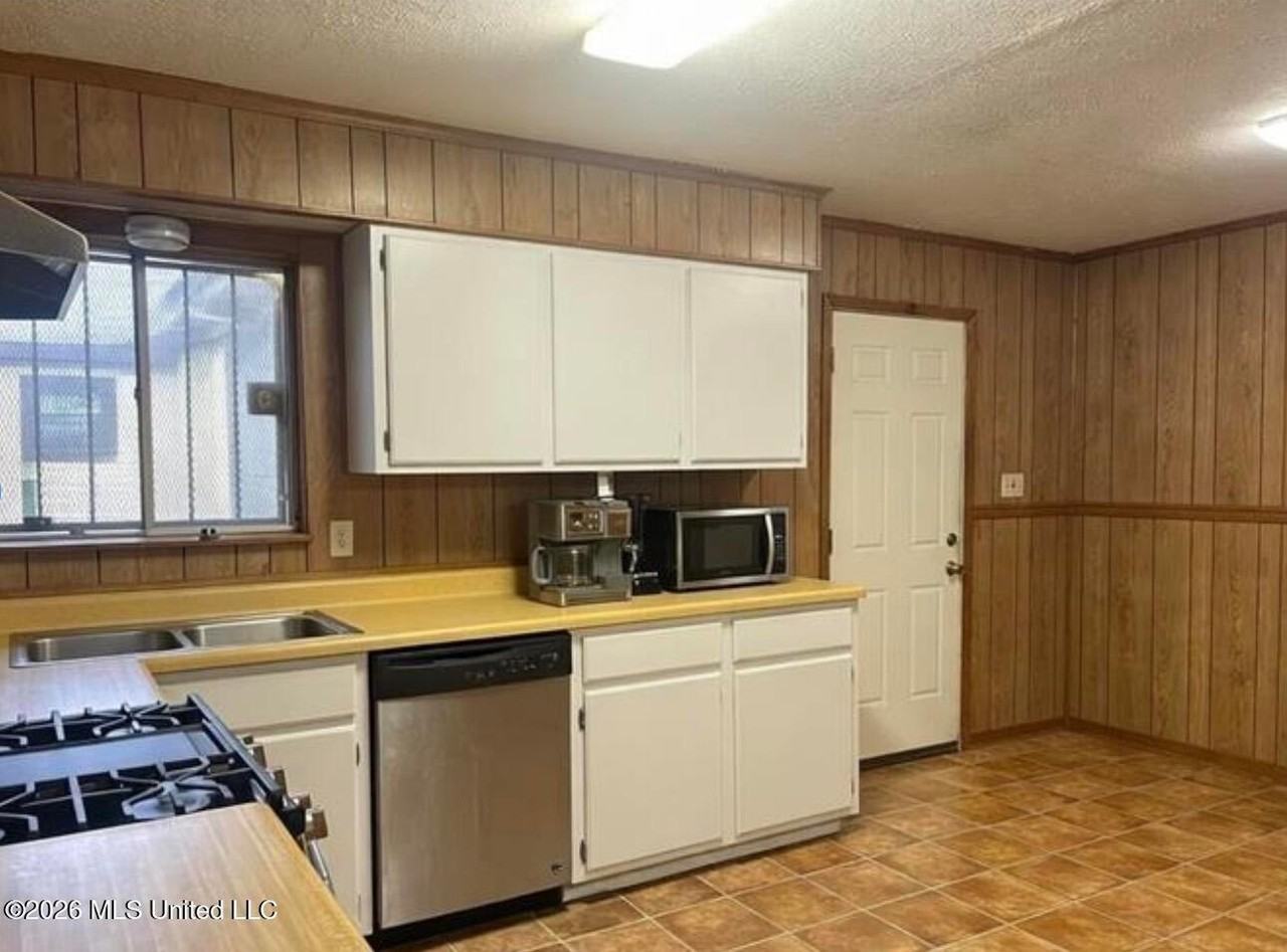 3625 Liberty St - Photo 3 of 9