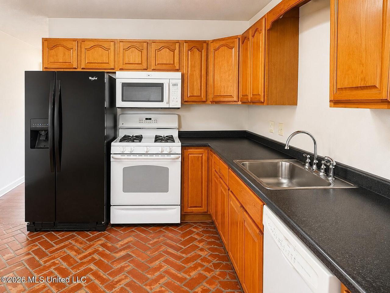 135 Pine Grove Ave - Photo 3 of 16