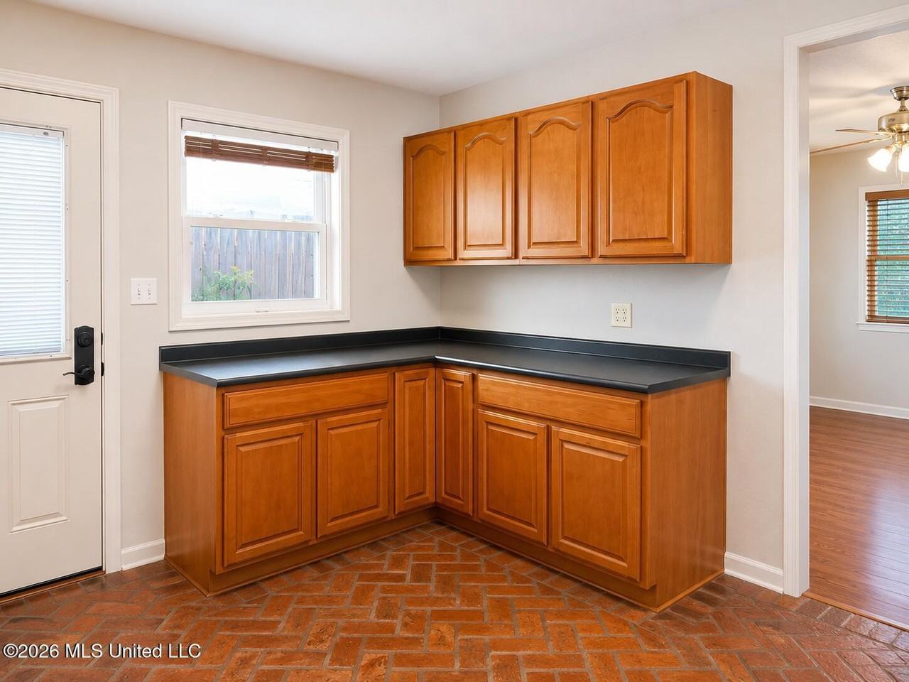 135 Pine Grove Ave - Photo 4 of 16