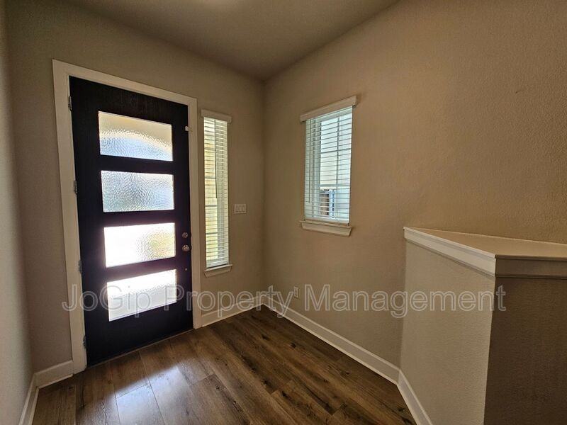 8045 Emerald Rock Dr - Photo 4 of 38