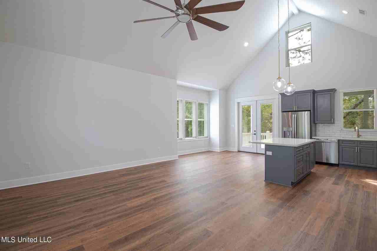 105 Eleanor Ave - Photo 3 of 24