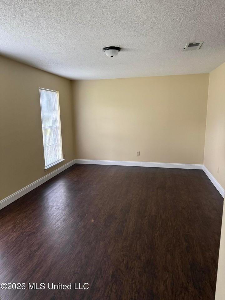 19209 Thrasher Dr - Photo 2 of 10