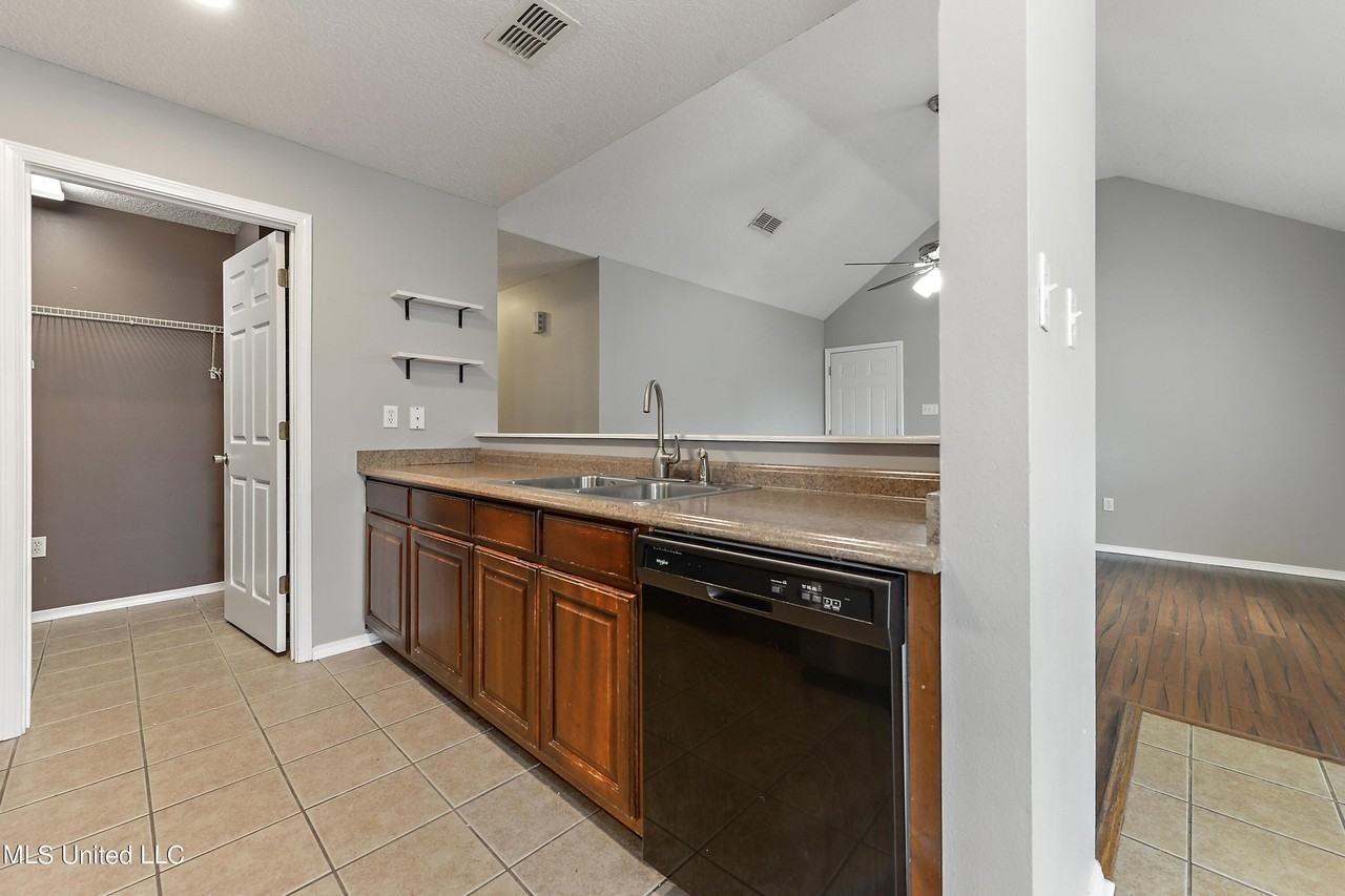 13446 Addison Ave - Photo 7 of 21