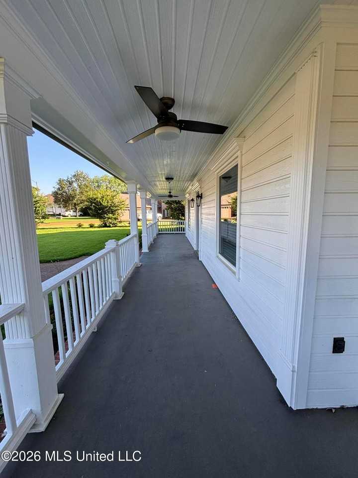 990 Eagle Ridge Cv - Photo 4 of 44