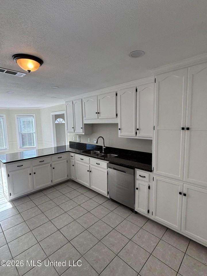 990 Eagle Ridge Cv - Photo 6 of 44