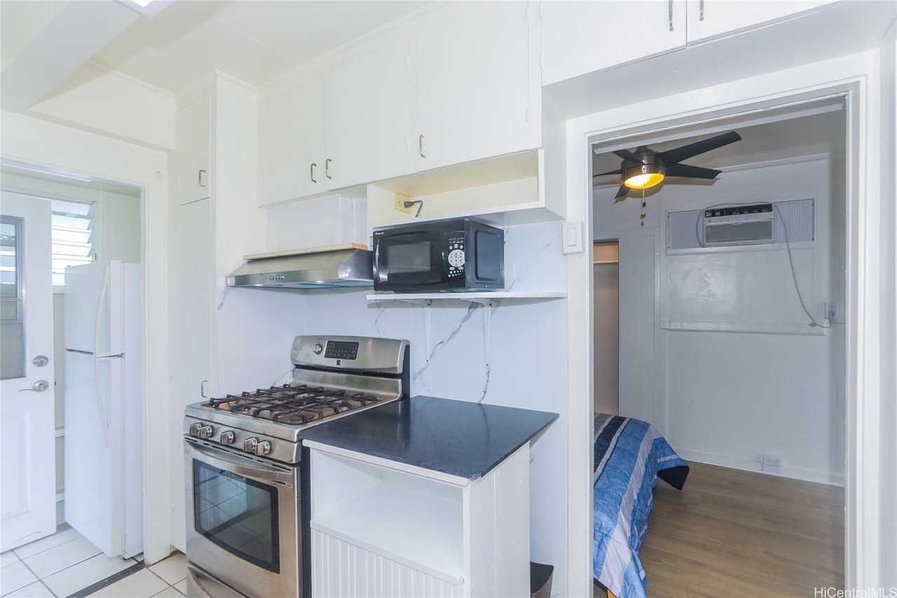 2534 E Manoa Rd #B - Photo 4 of 18